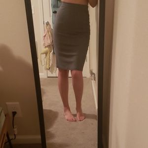 Grey pencil skirt 🌻